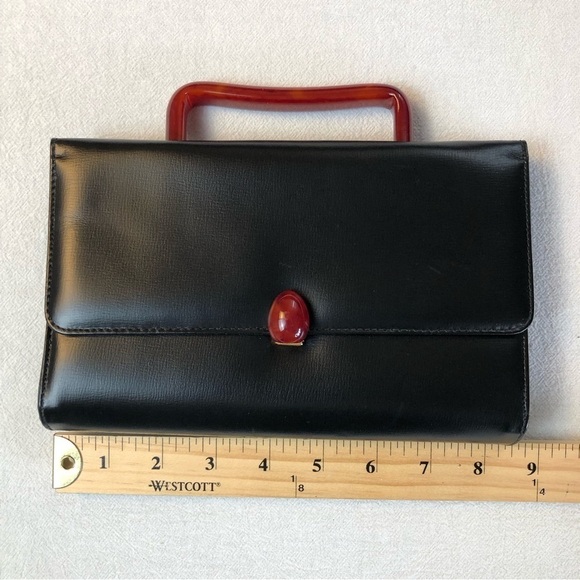 Vintage black faux leather handbag with red Bakelite handle and buckle - Picture 8 of 12